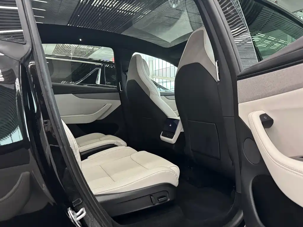 Tesla Model Y L — миниатюра 12