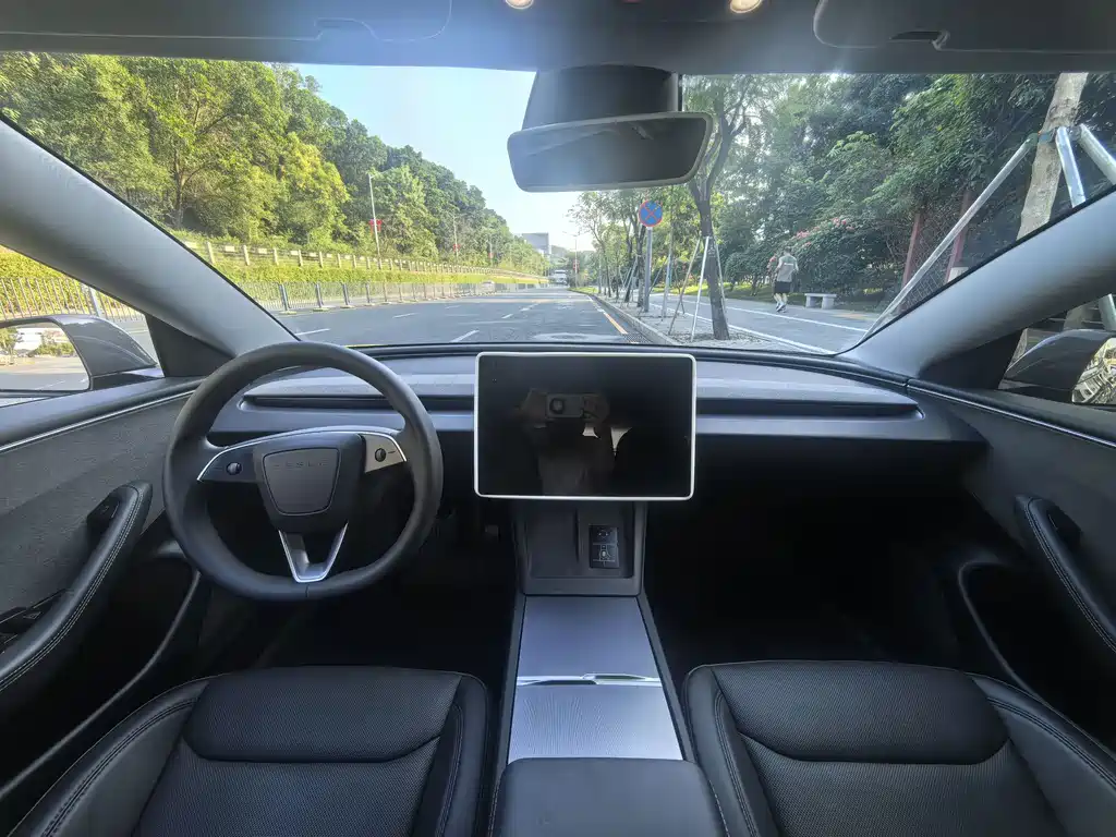 Tesla Model 3 — миниатюра 7