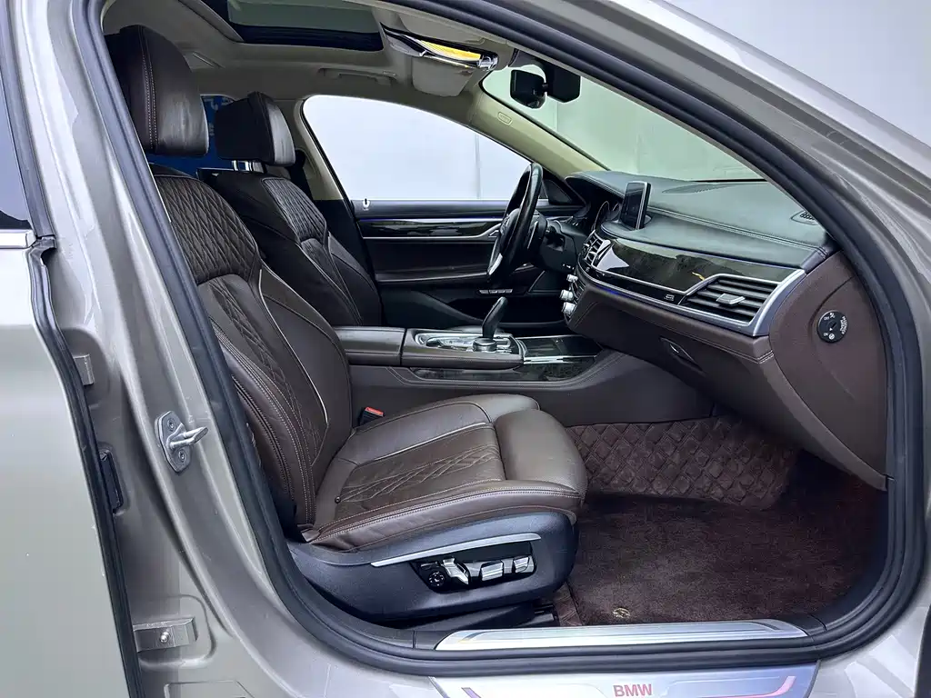 BMW 7 Series — миниатюра 13