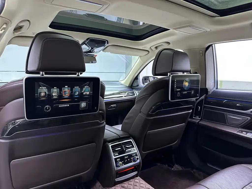 BMW 7 Series — миниатюра 11