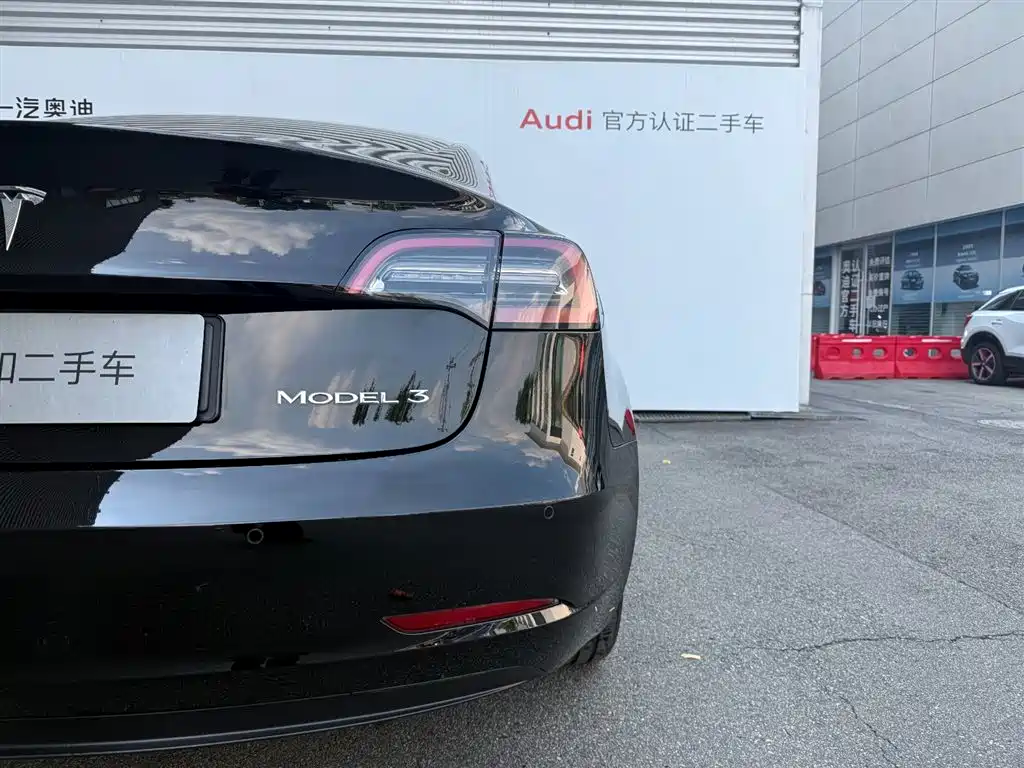 Tesla Model 3 — миниатюра 16
