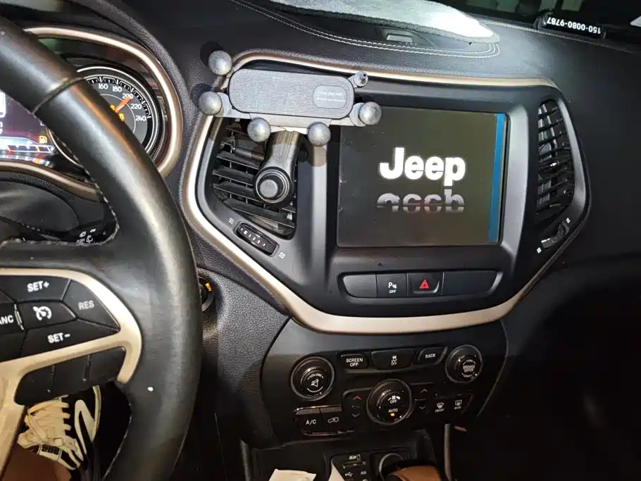 Jeep Cherokee — миниатюра 13