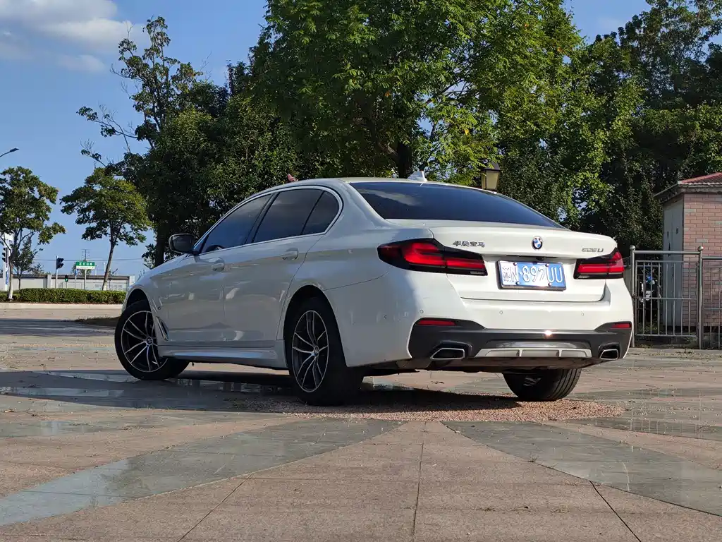 BMW 5 Series — миниатюра 6
