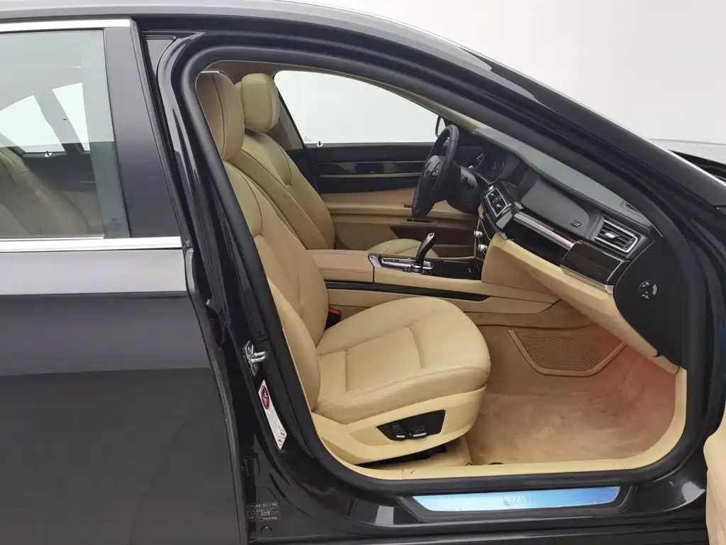 BMW 7 Series — миниатюра 23