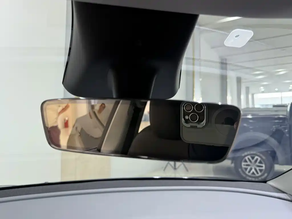 Tesla Model Y — миниатюра 12