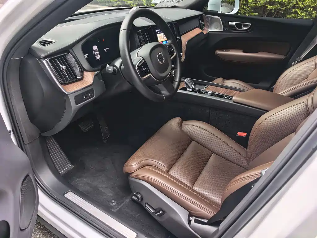 Volvo XC60 PHEV — миниатюра 4