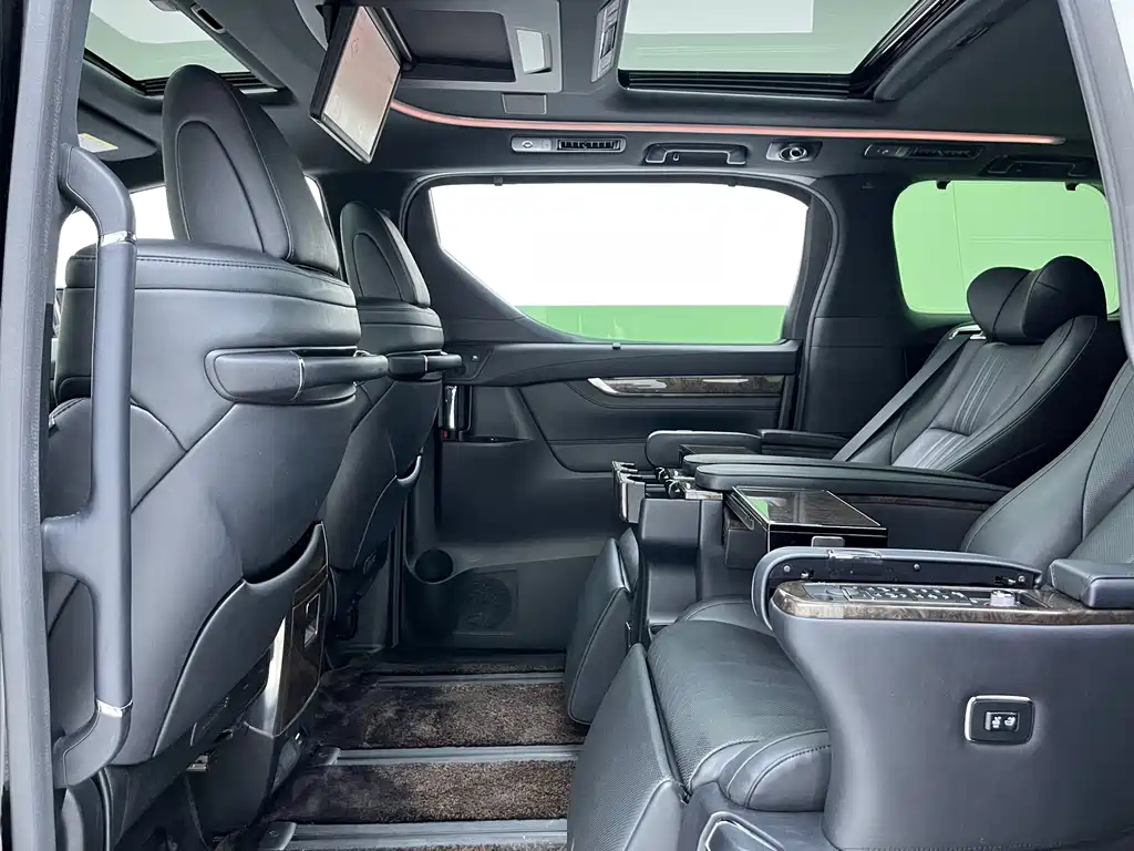 Toyota Alphard — миниатюра 7