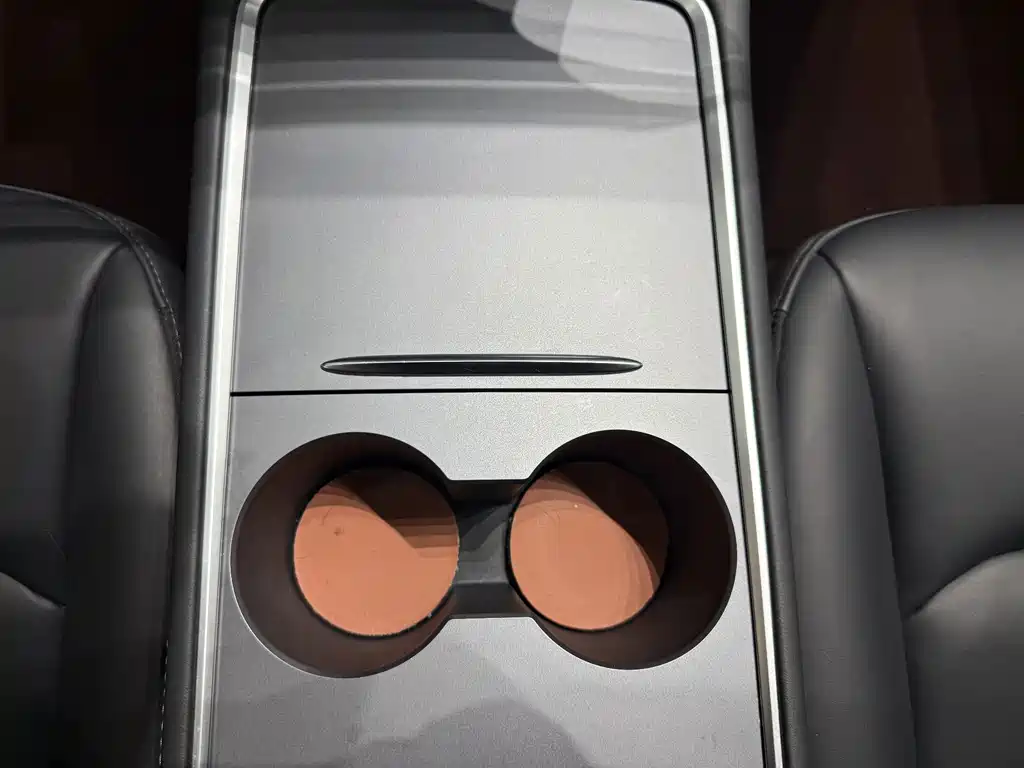 Tesla Model Y — миниатюра 9