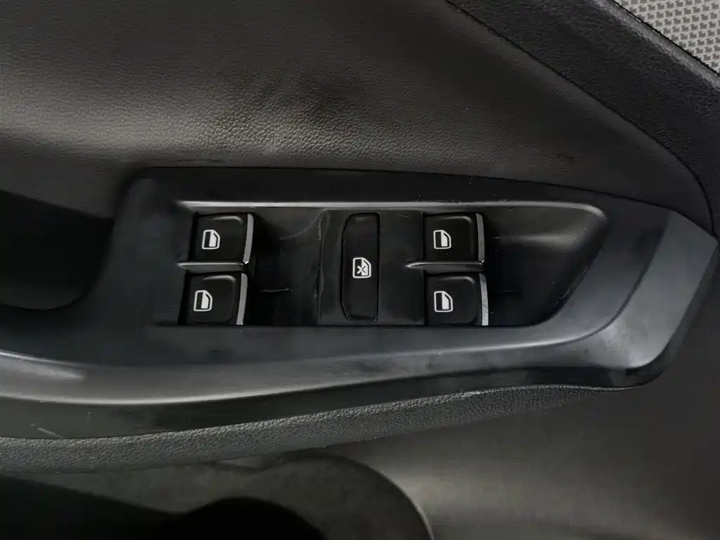 Volkswagen Sagitar 2015 1.6L AT Comfort