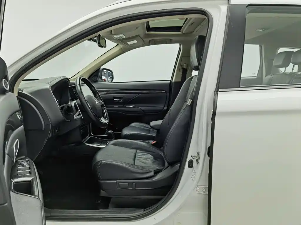 Mitsubishi Outlander — миниатюра 10