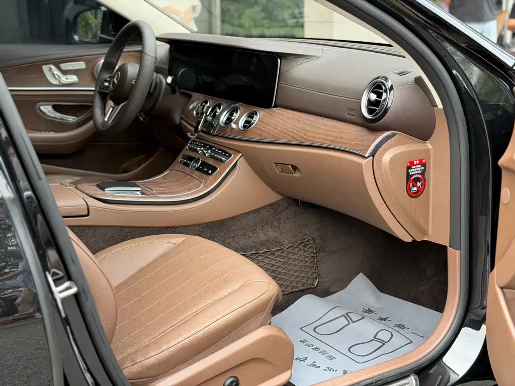 Mercedes-Benz E-Class — миниатюра 11