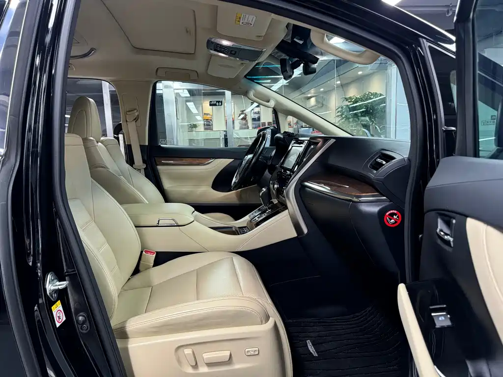 Toyota Alphard — миниатюра 6