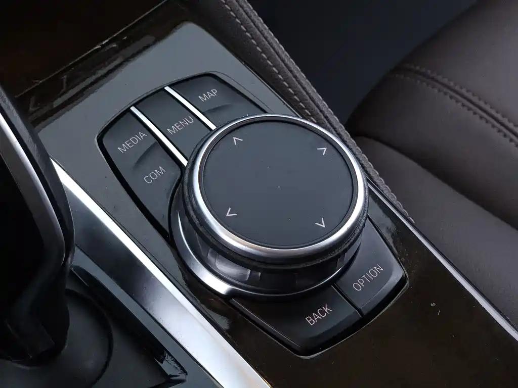 BMW 5 Series — миниатюра 15