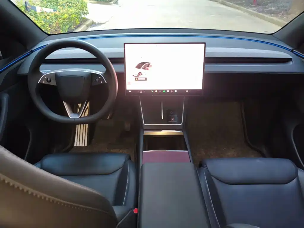 Tesla Model Y L — миниатюра 10