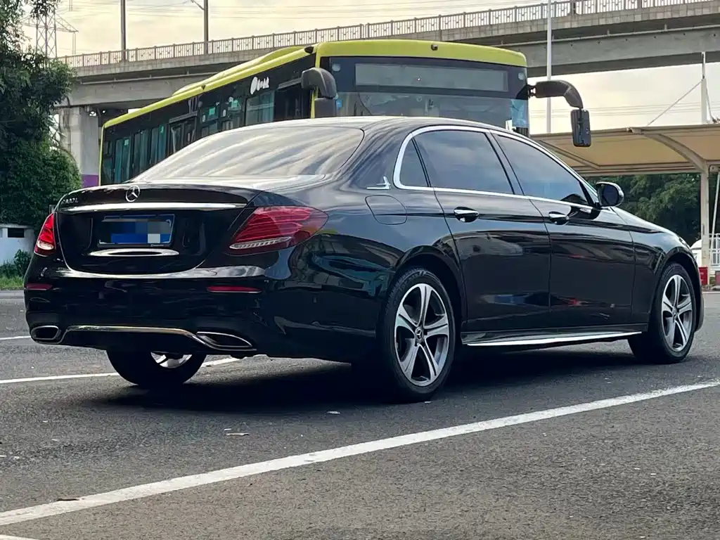 Mercedes-Benz E-Class — миниатюра 9