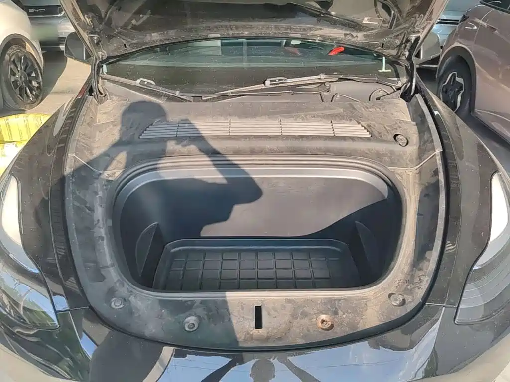 Tesla Model Y — миниатюра 20