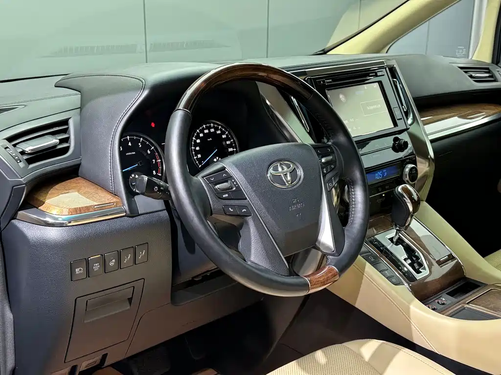 Toyota Alphard — миниатюра 11