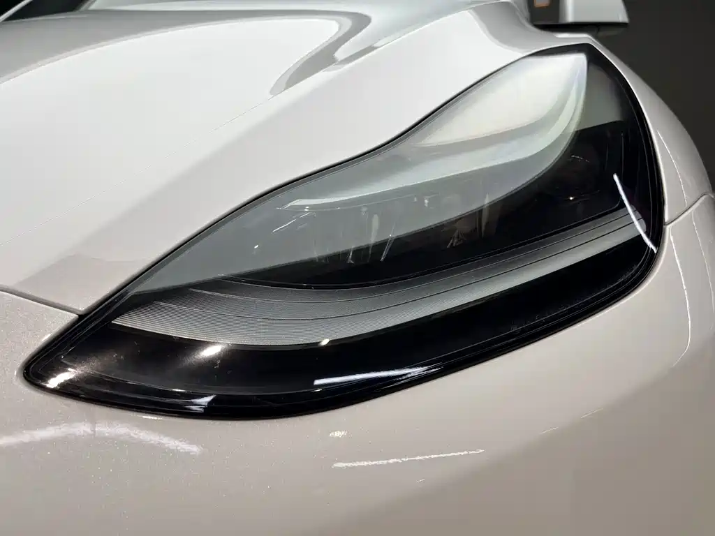 Tesla Model Y — миниатюра 6