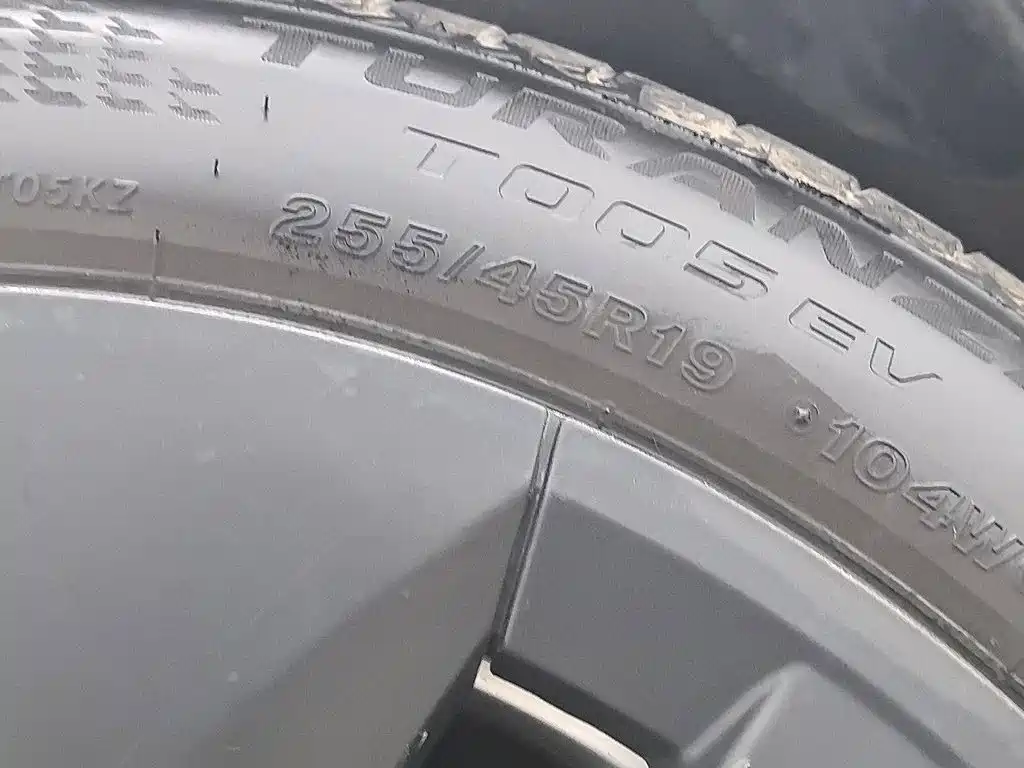 Tesla Model Y — миниатюра 24