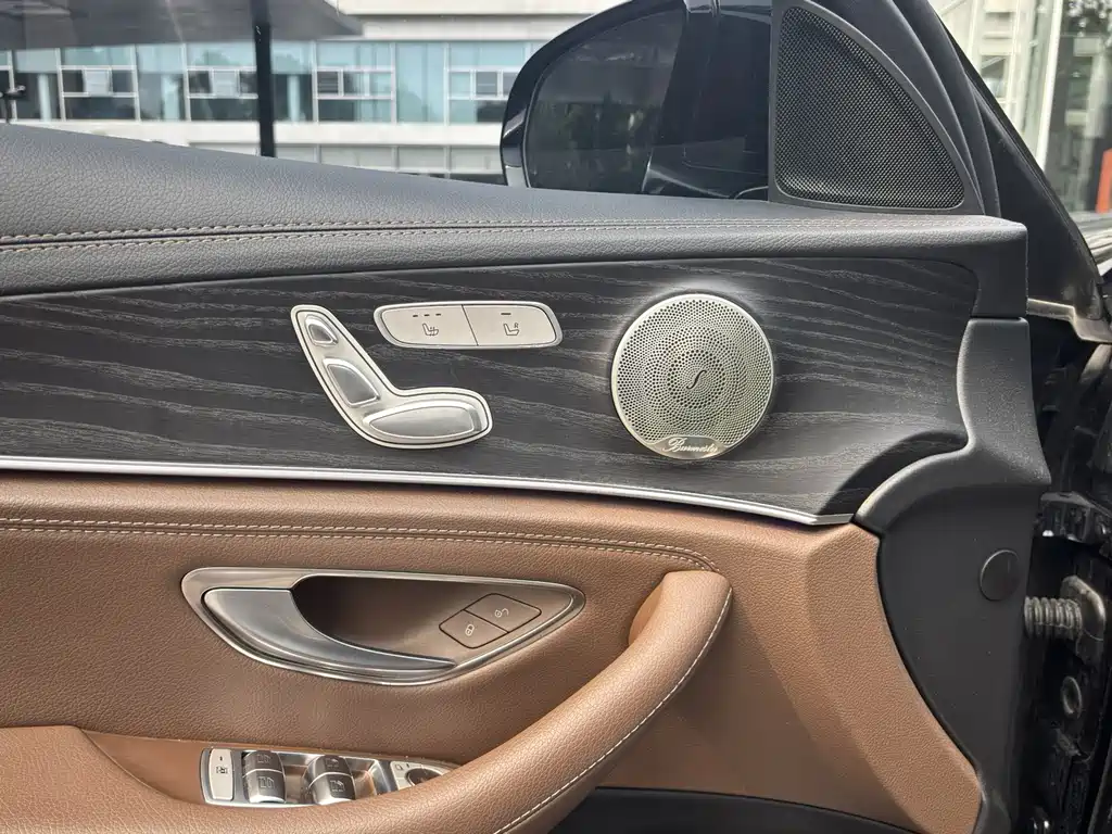 Mercedes-Benz E-Class — миниатюра 9