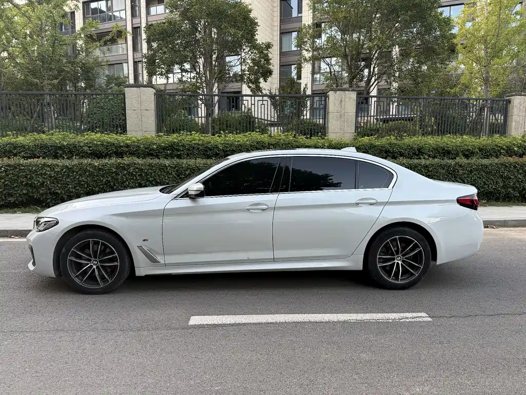 BMW 5 Series — миниатюра 7
