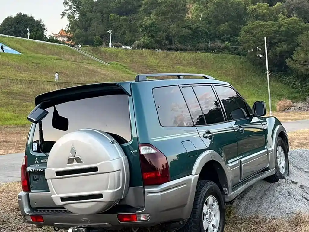 Mitsubishi Pajero — миниатюра 2