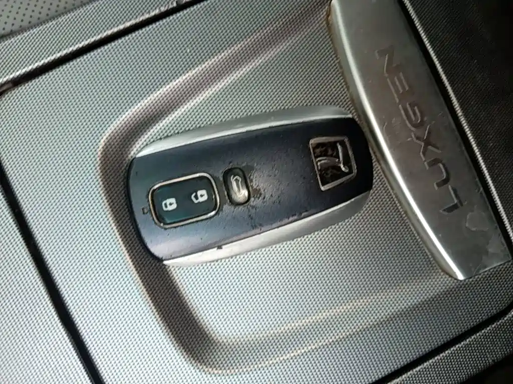 Luxgen U6 — миниатюра 9