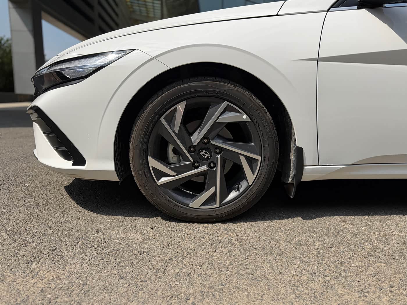 Hyundai Elantra 1.5 л 2024 г. Белый, пробег 33000 км