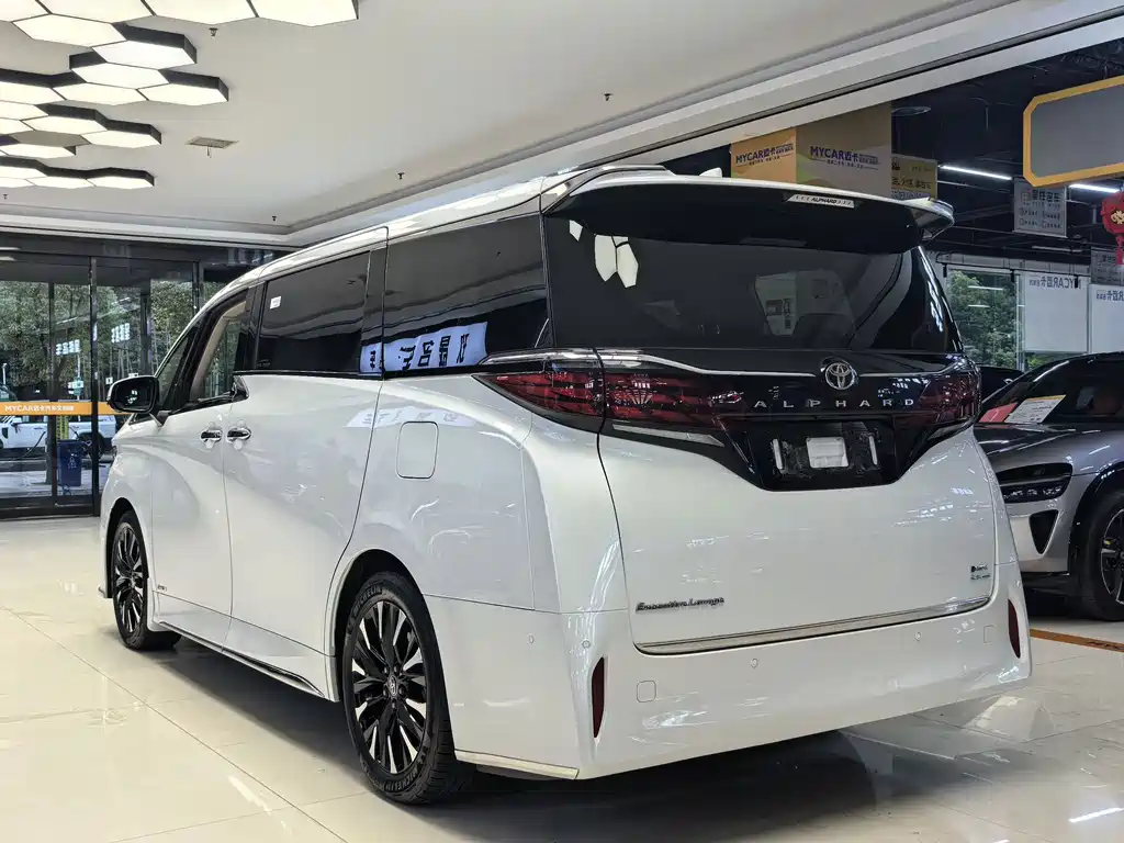 Toyota Alphard — миниатюра 17