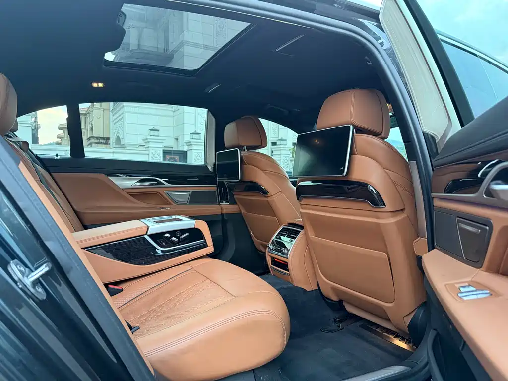 BMW 7 Series — миниатюра 16