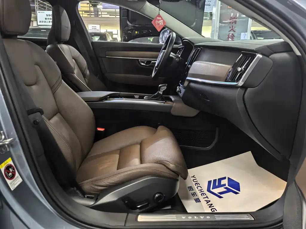 VOLVO  S90