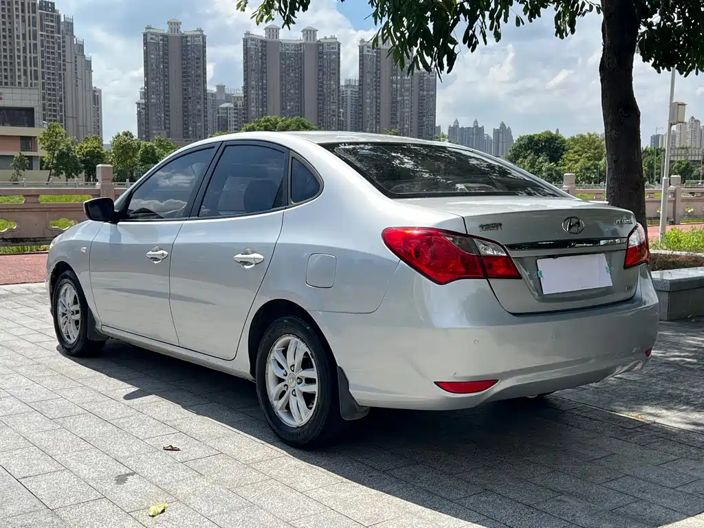 Hyundai Elantra — миниатюра 9