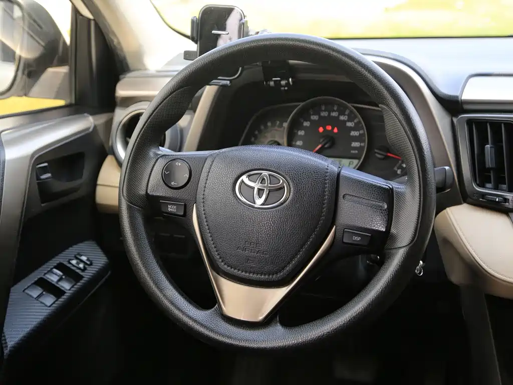 Toyota RAV4 — миниатюра 5