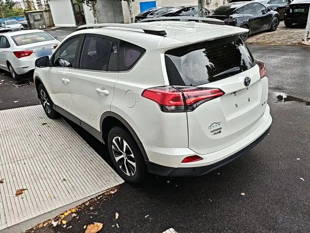 Toyota RAV4 — миниатюра 5