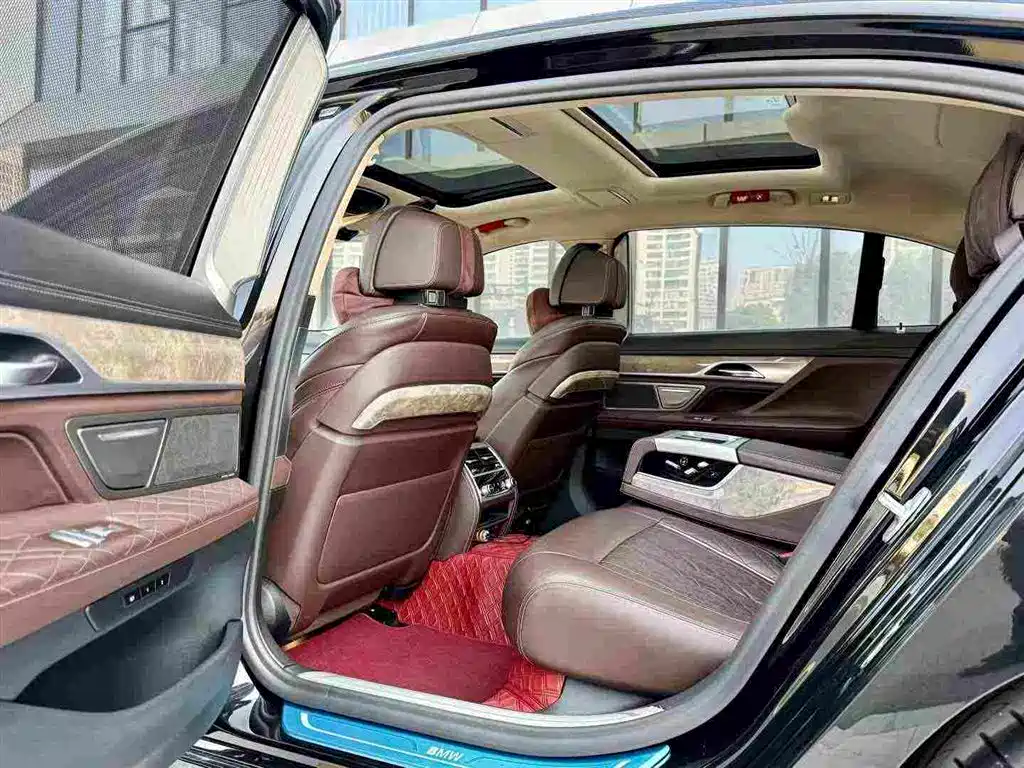 BMW 7 Series — миниатюра 7