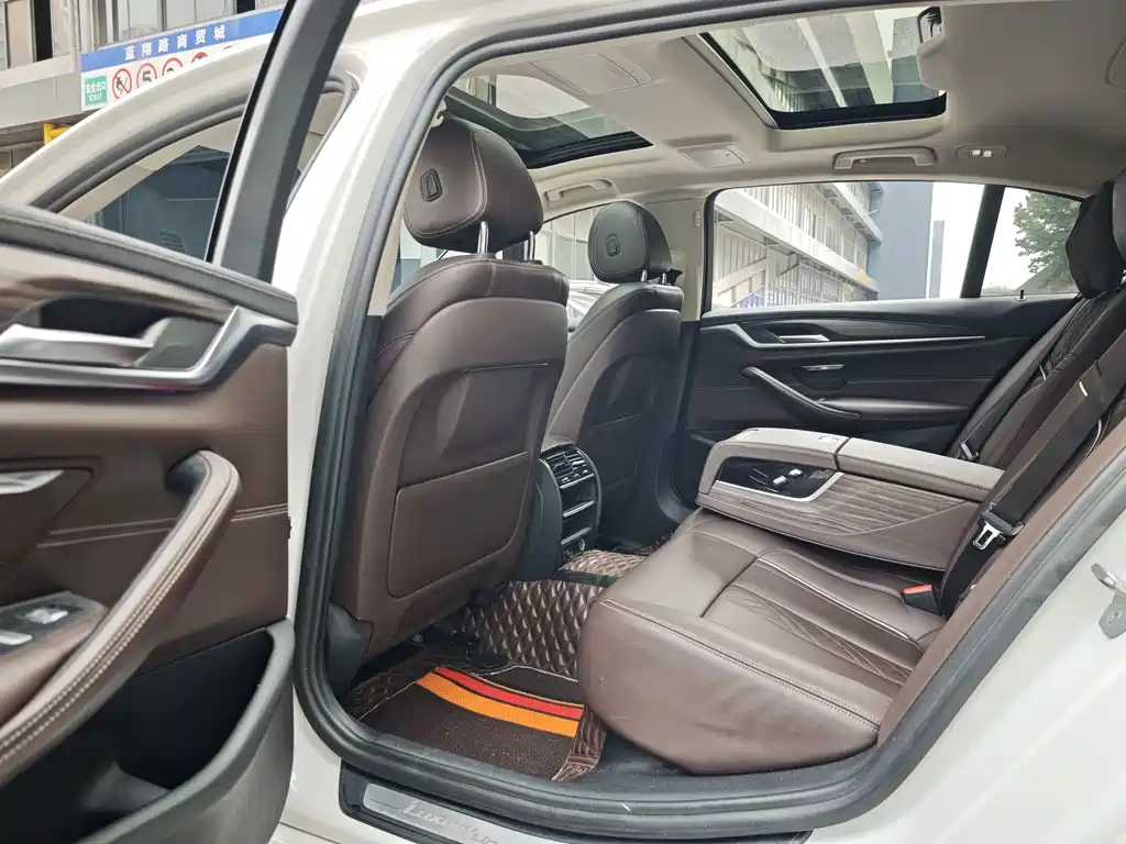 BMW 5 Series — миниатюра 7