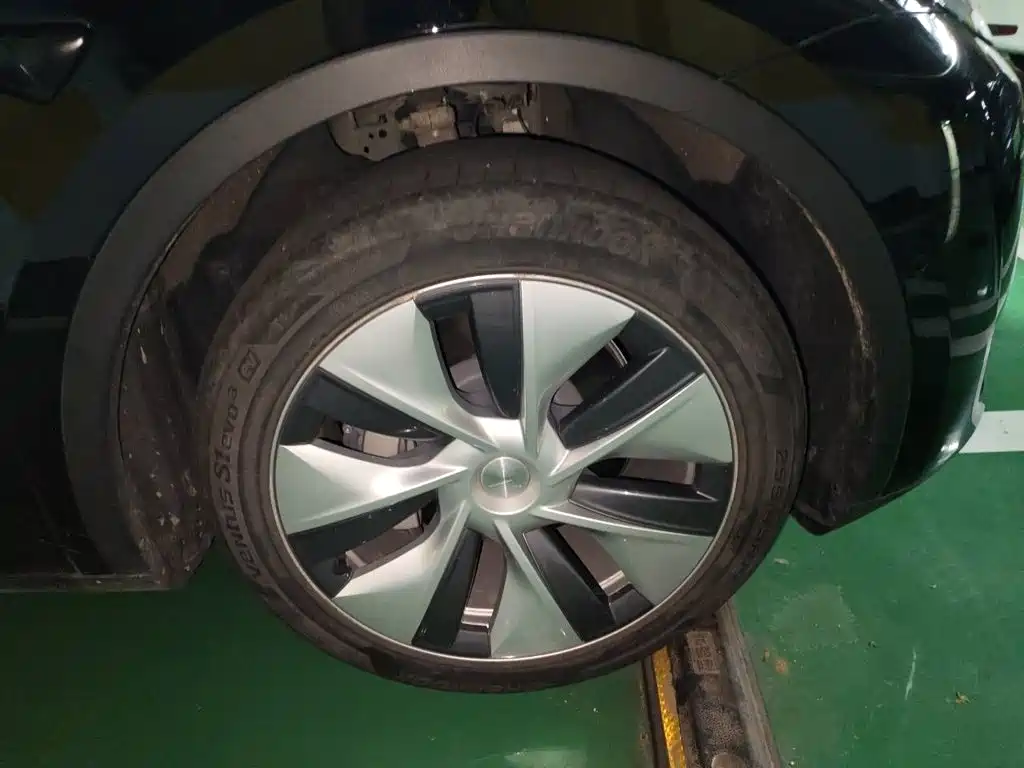 Tesla Model Y — миниатюра 24