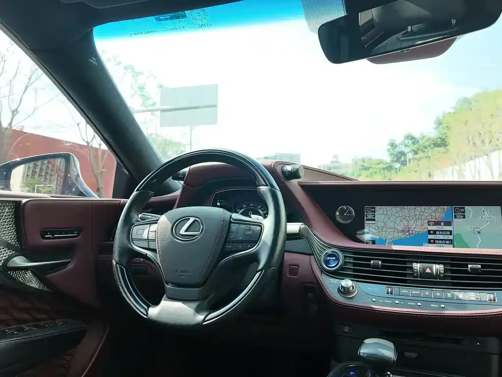 Lexus LS — миниатюра 11