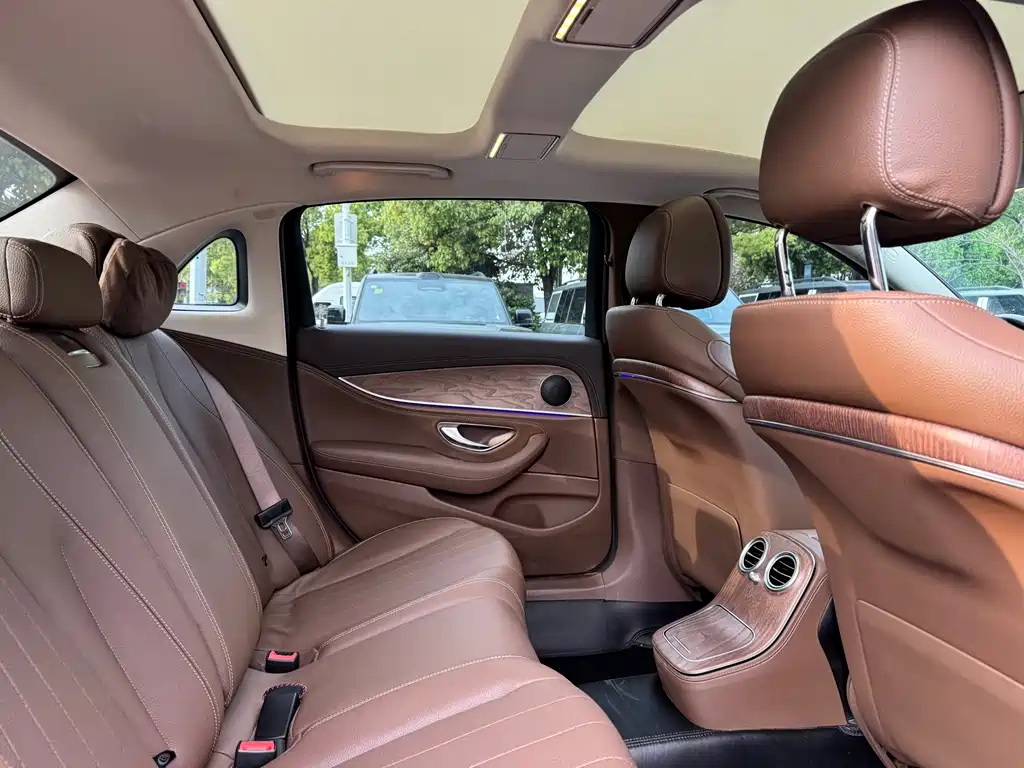 Mercedes-Benz E-Class — миниатюра 13
