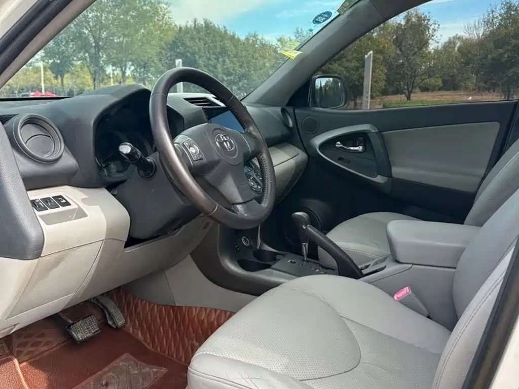 Toyota RAV4 — миниатюра 8
