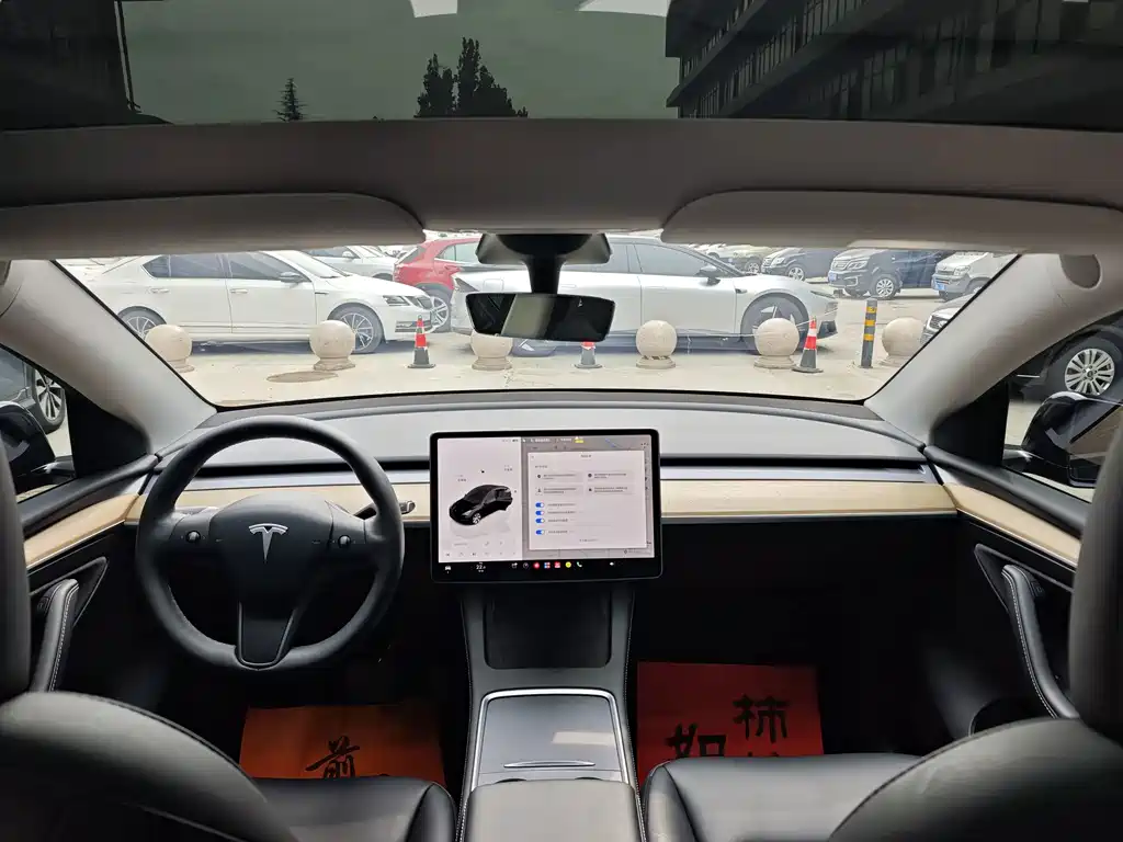 Tesla Model Y — миниатюра 8