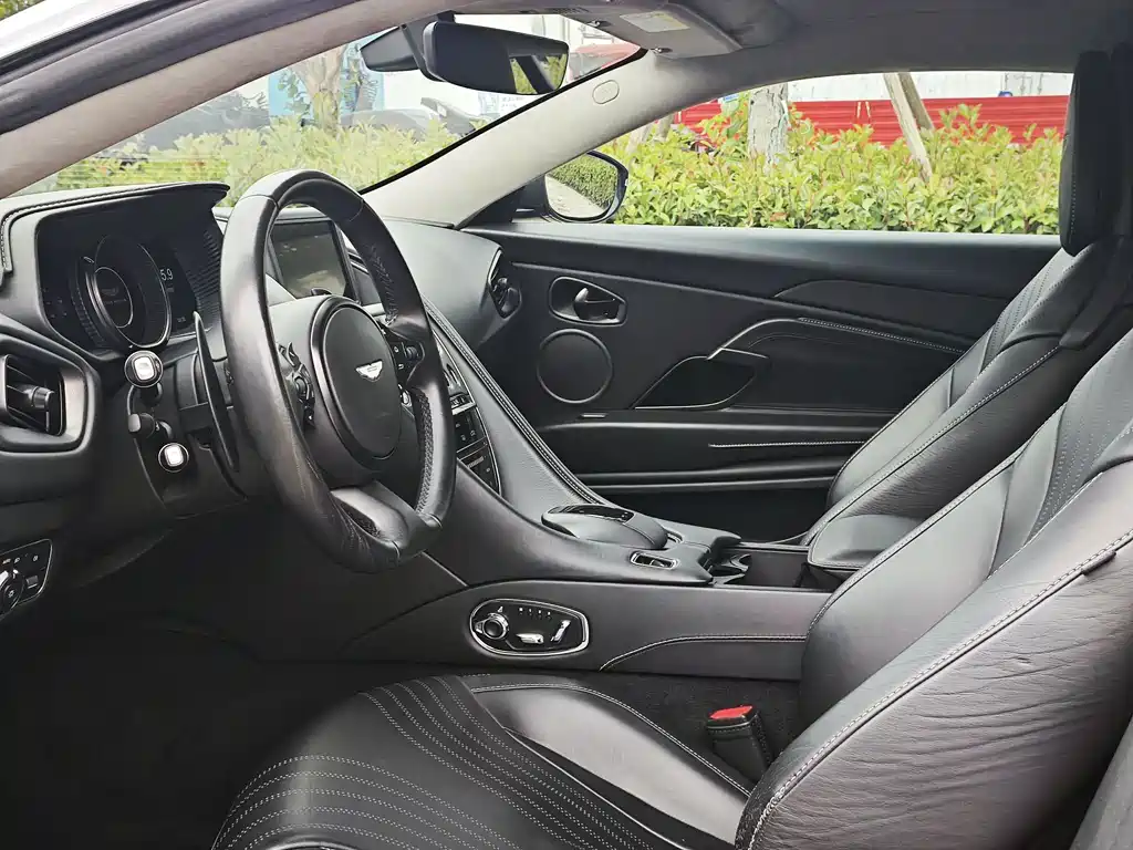 Aston Martin DB11 — миниатюра 14