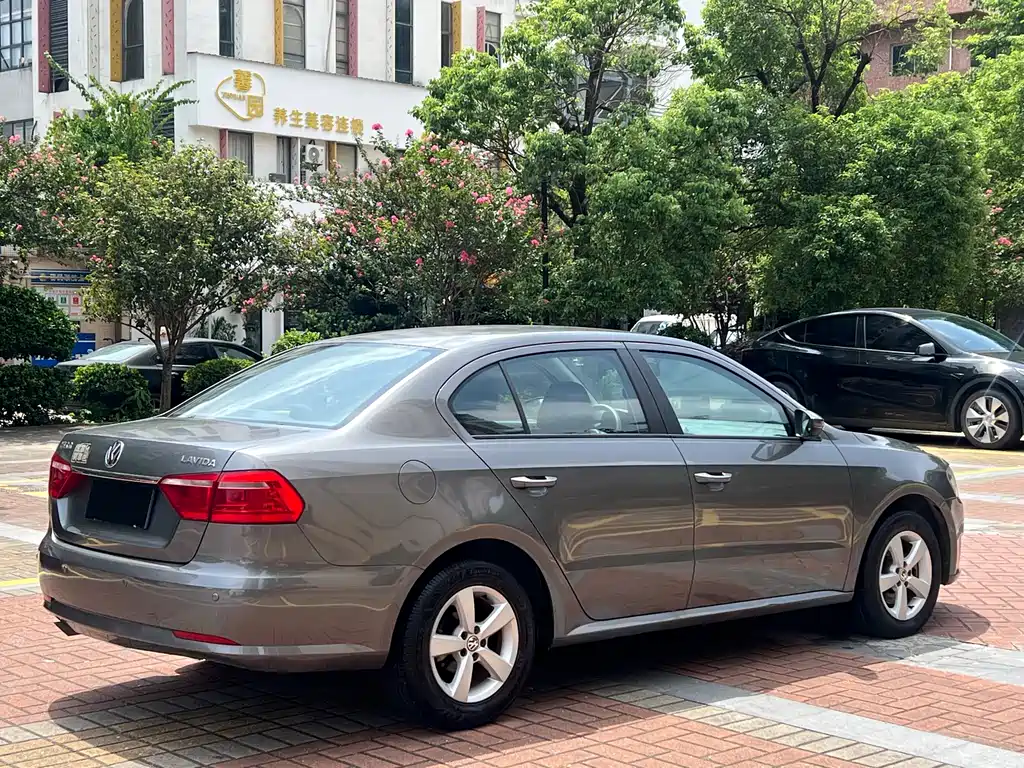 Volkswagen Lavida 2013 1.6L AT