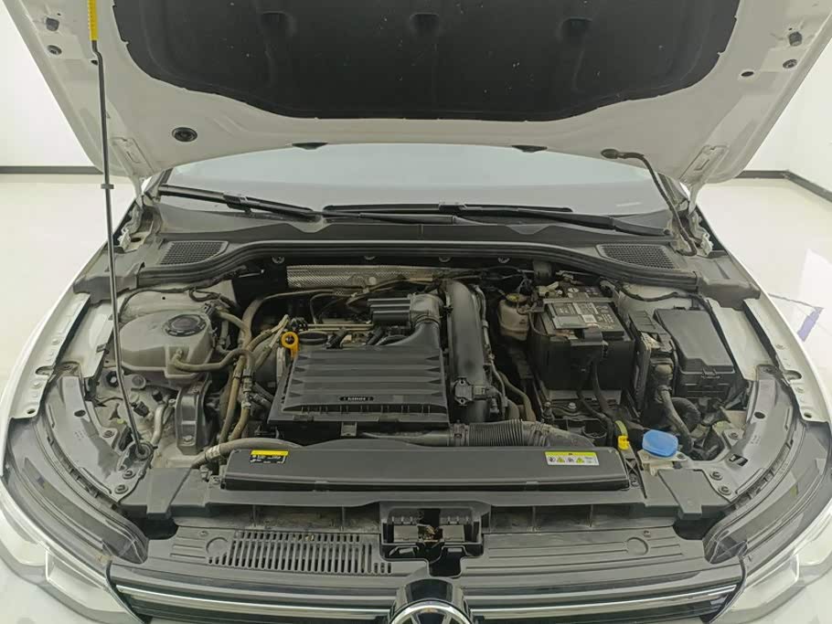 Volkswagen Golf 1.4 л 2024 г. Белый, пробег 25200 км