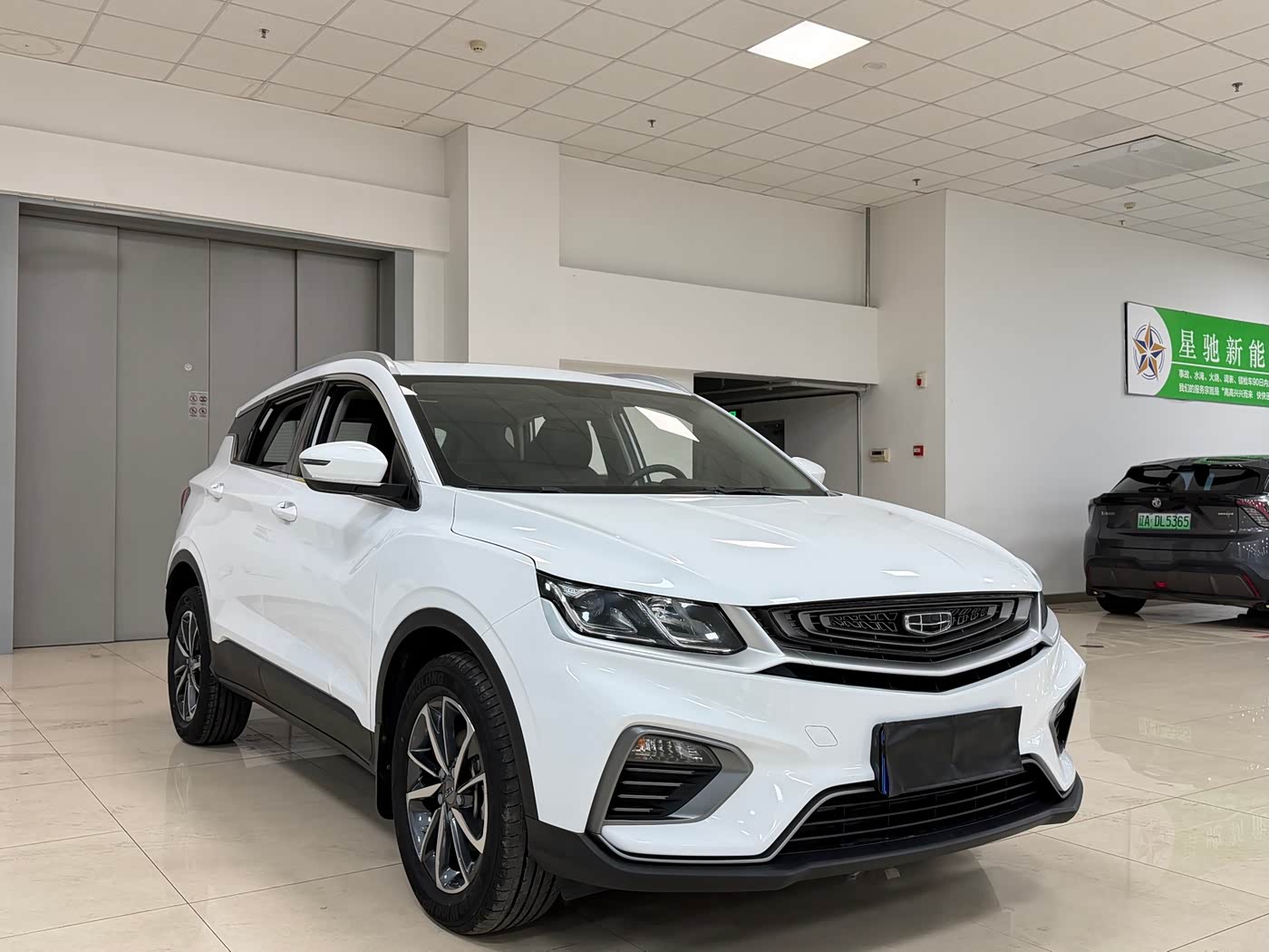 Geely Binyue 1.4 л 2021 г. Белый, пробег 40000 км