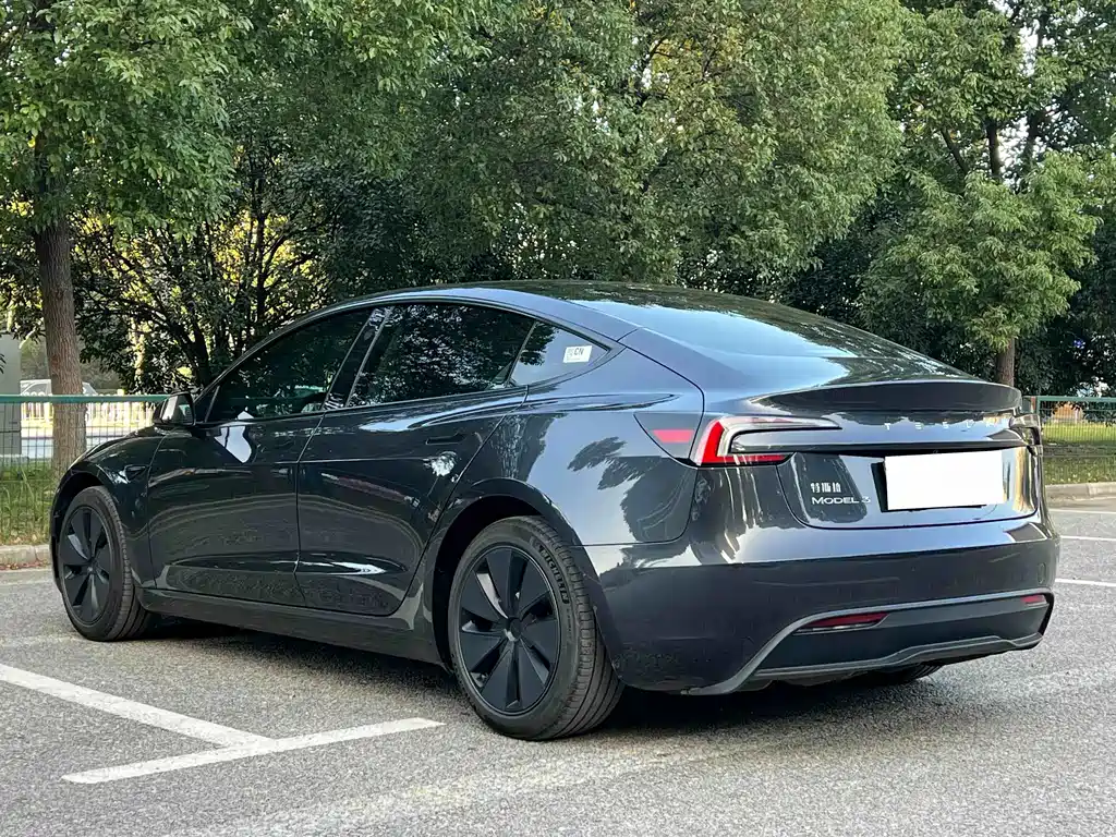 Tesla Model 3 — миниатюра 7
