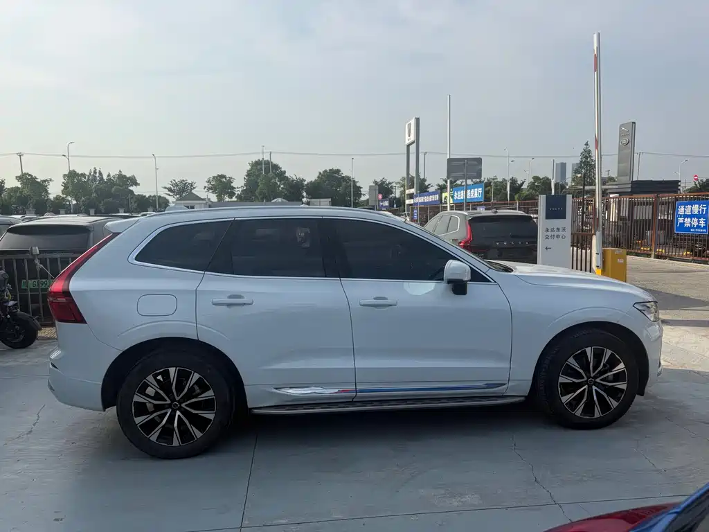 Volvo XC60 2023 B5 Luxury