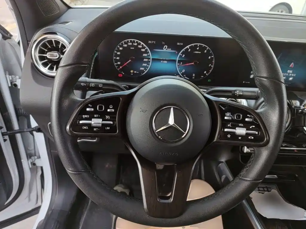 Mercedes-Benz GLB — миниатюра 11