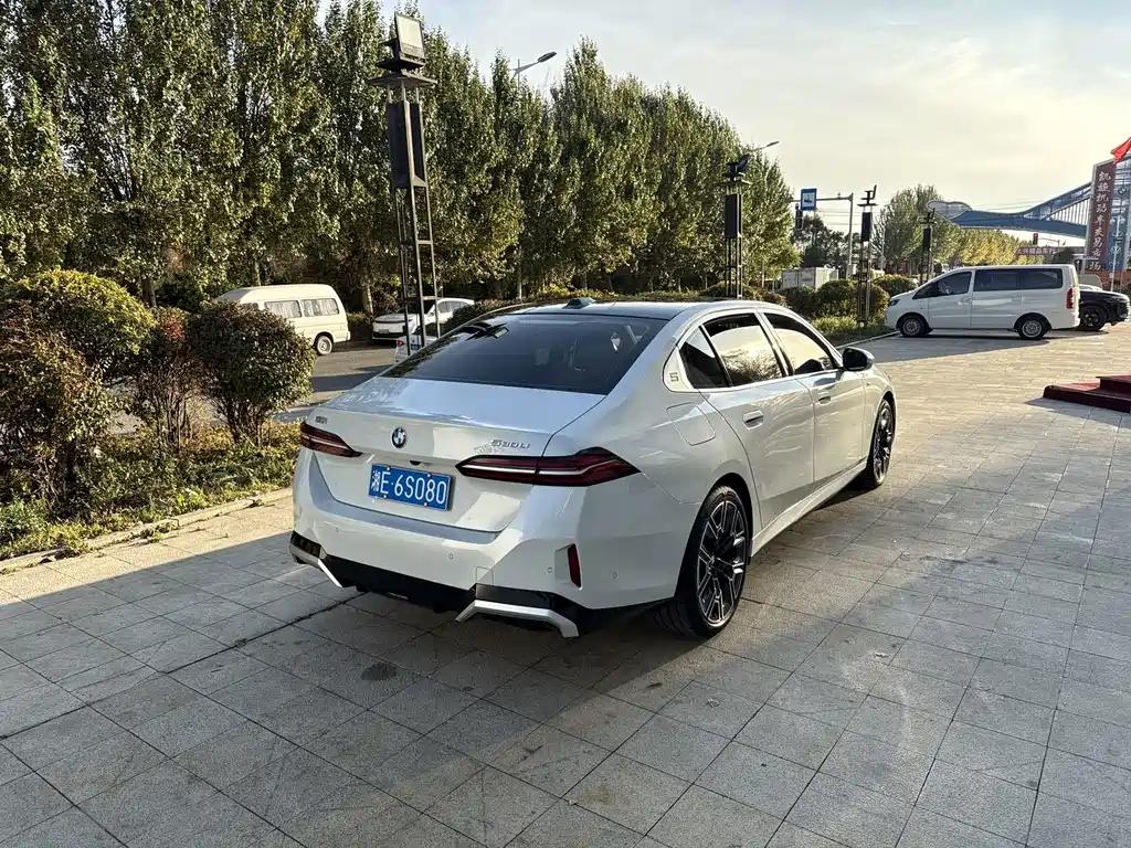 BMW 5 Series — миниатюра 4