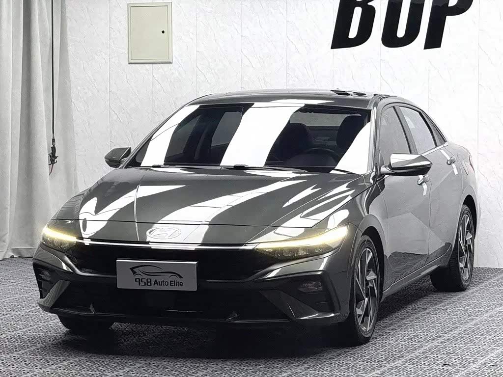 Hyundai Elantra 1.5 л 2023 г. Серебристо-серый, пробег 32000 км